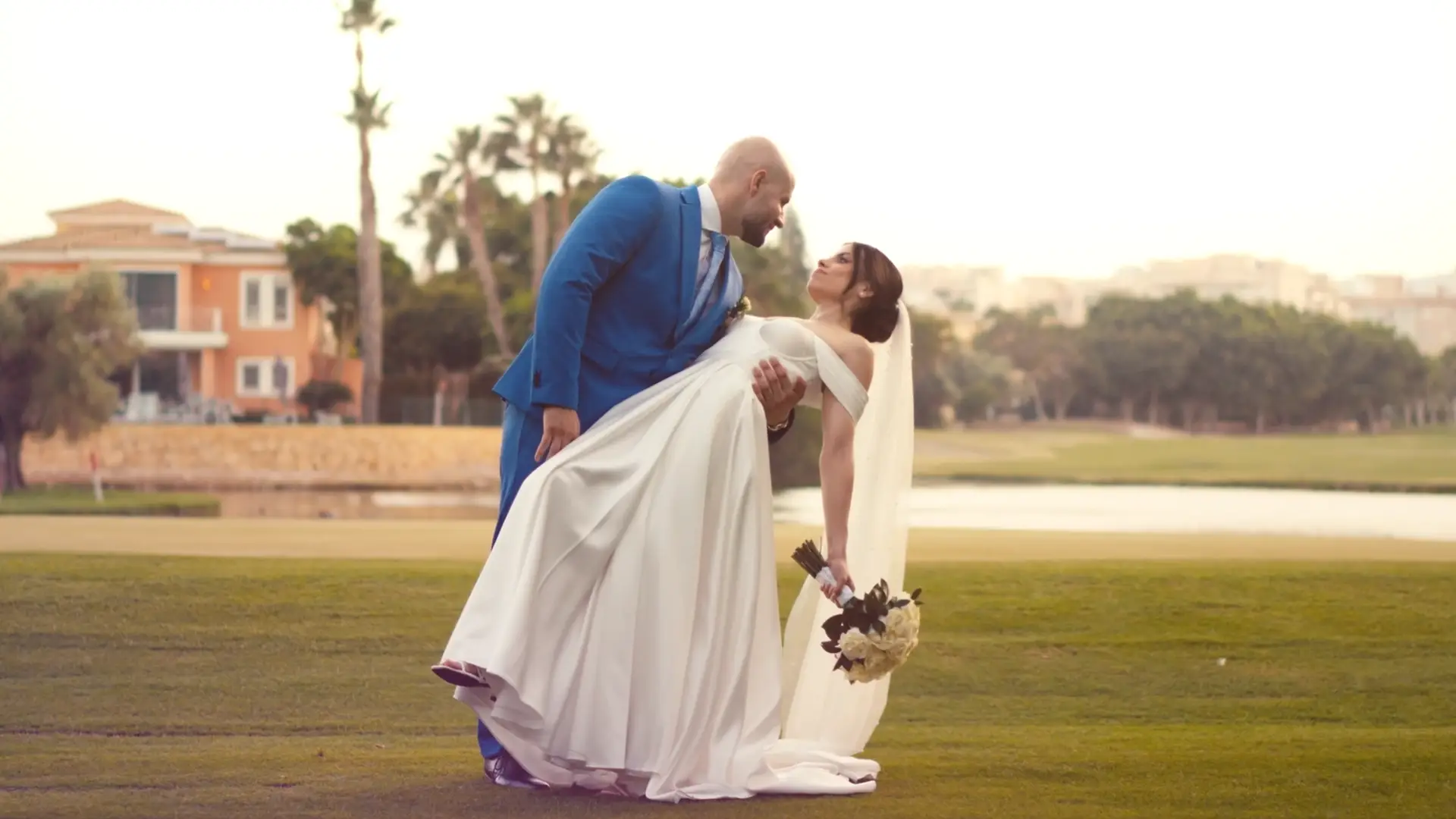 Video y fotografía de boda en Alicante: novios en campo de golf