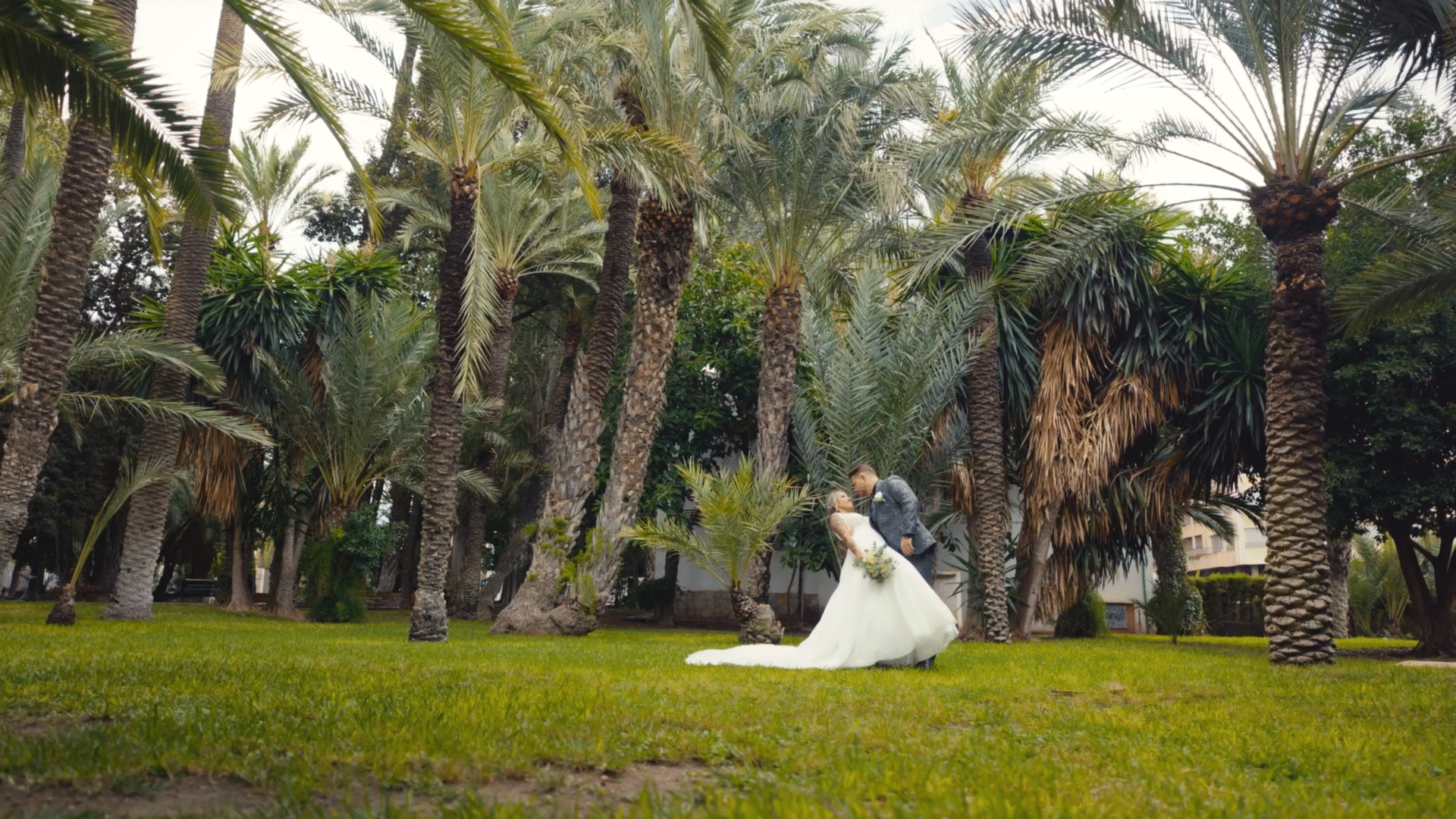 Fotografía y video de boda en Alicante: novios en el parque de Elche