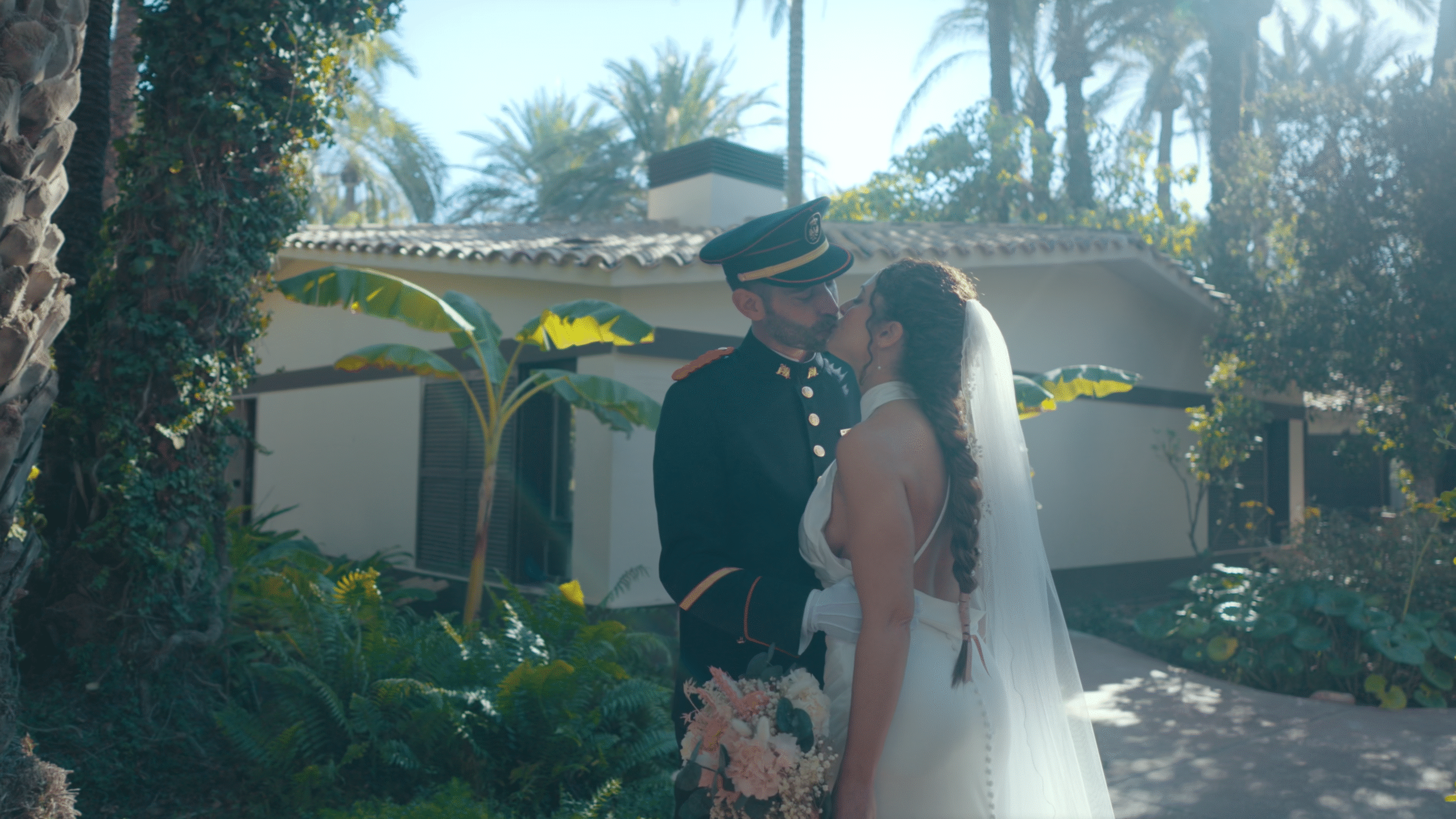 Fotografía de boda en Alicante: pareja besándose en el Huerto del Cura